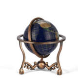 A HARDSTONE AND BRONZE GLOBE MODEL - Foto 3