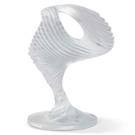 A RARE LALIQUE 'TROPHEE' SWIRLED SKATING CRYSTAL SCULPTURE - Foto 3