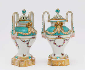 Ein Paar Potpourri-Vasen  - Meissen, Punktzeit, Modell Michel Victor Acier