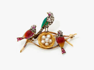 Brosche ''Vogelschar die ein Nest bewachen'' bestehend aus Farbedelsteinen, Diamanten und Perlen - England, 1880er - 1890er Jahre