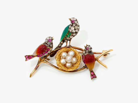 Brosche ''Vogelschar die ein Nest bewachen'' bestehend aus Farbedelsteinen, Diamanten und Perlen - England, 1880er - 1890er Jahre - Foto 1