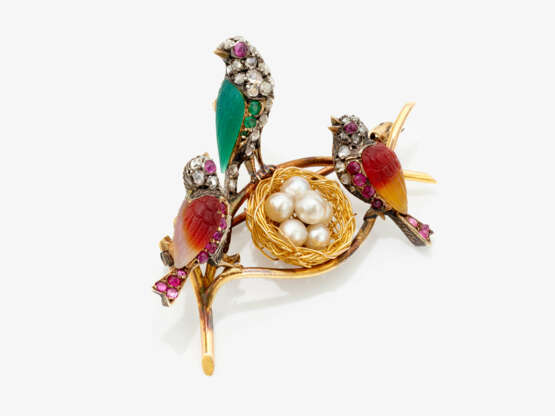Brosche ''Vogelschar die ein Nest bewachen'' bestehend aus Farbedelsteinen, Diamanten und Perlen - England, 1880er - 1890er Jahre - photo 2