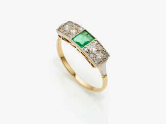 Historisch zarter Fingerring verziert mit einem Smaragd und Diamanten - England, 1920er Jahre