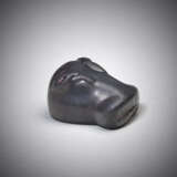 AN EGYPTIAN HEMATITE WEIGHT IN THE FORM OF A HIPPOPOTAMUS HEAD - Foto 1