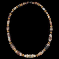 A WESTERN ASIATIC BANDED AGATE BEAD NECKLACE