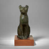 AN EGYPTIAN BRONZE CAT - фото 1