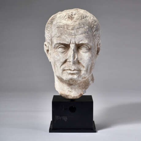 A GALLO-ROMAN LIMESTONE PORTRAIT HEAD OF A MAN - Foto 1