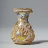 A ROMAN YELLOW GLASS SNAKE-THREAD SPRINKLER FLASK - фото 1