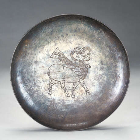 A SASANIAN SILVER FOOTED PLATE - Foto 1