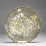 A SASANIAN PARCEL GILT SILVER FOOTED PLATE WITH NARSEH - Foto 1