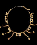 Parthisches Reich. A PARTHIAN GOLD PENDANT AND BANDED AGATE BEAD NECKLACE