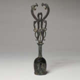 A LURISTAN BRONZE FINIAL AND STAND - Foto 1