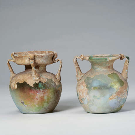 TWO LATE ROMAN YELLOW-GREEN GLASS JARS - Foto 1