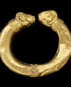 Achämenidenreich. AN ACHAEMENID GOLD RAM-HEADED BRACELET