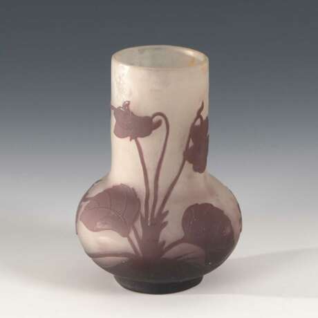 Kleine Vase mit Veilchendekor, Gallé. - Foto 1