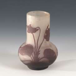 Kleine Vase mit Veilchendekor, Gallé.