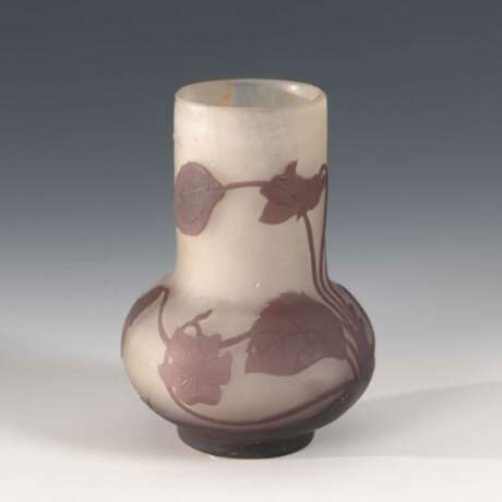 Kleine Vase mit Veilchendekor, Gallé. - Foto 2