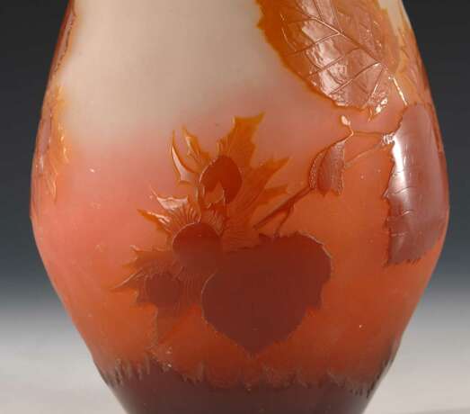 Jugendstil-Vase mit Haselnussdekor, Gal - фото 2