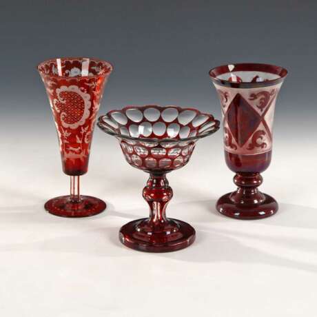 Vase, Kelchglas und Schale. - Foto 1