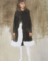 Mädchen mit schwarzem Mantel