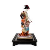 Modellpuppe einer Geisha. JAPAN, 20. Jh., - photo 6
