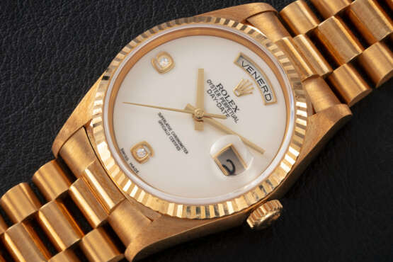 ROLEX, DAY-DATE REF. 18238, A GOLD AUTOMATIC WRISTWATCH WITH AGATE DIAL - Foto 1