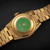 ROLEX, DAY-DATE REF. 18238, A GOLD AUTOMATIC WRISTWATCH WITH AGATE DIAL - Foto 3