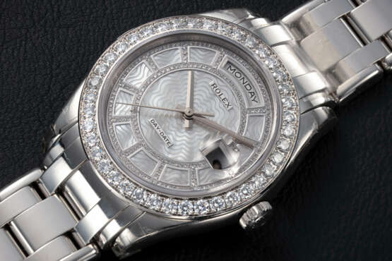 ROLEX, DAY DATE REF. 18946, A PLATINUM AND DIAMOND-SET WRISTWATCH WITH MOTHER OF PEARL DIAL - Foto 1