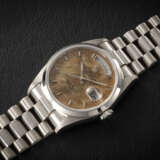 ROLEX, DAY-DATE REF. 18206, A PLATINUM AUTOMATIC WRISTWATCH WITH WOOD DIAL - Foto 2