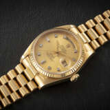 ROLEX, DAY-DATE REF. 18038, A GOLD AUTOMATIC WRISTWATCH MADE FOR SULTAN QABOOS OF OMAN - Foto 2