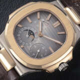 PATEK PHILIPPE, NAUTILUS REF. 5712GR ‘TIFFANY DIAL’, A TWO TONE GOLD AUTOMATIC WRISTWATCH WITH MOON-PHASE AND POWER RESERVE - фото 1
