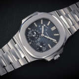 PATEK PHILIPPE, NAUTILUS REF. 5712A, A STEEL AUTOMATIC WRISTWATCH WITH MOON PHASE - Foto 2