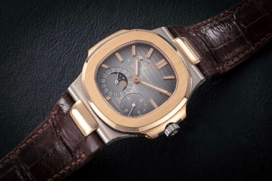 PATEK PHILIPPE, NAUTILUS REF. 5712GR ‘TIFFANY DIAL’, A TWO TONE GOLD AUTOMATIC WRISTWATCH WITH MOON-PHASE AND POWER RESERVE - Foto 2