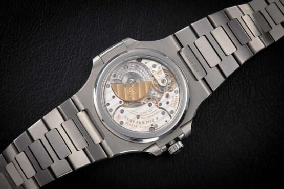 PATEK PHILIPPE, NAUTILUS REF. 5712A, A STEEL AUTOMATIC WRISTWATCH WITH MOON PHASE - Foto 3