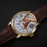 VACHERON CONSTANTIN, REF. 47070, LES METIERS D'ART TRIBUTE TO THE GREAT EXPLORERS 'MAGELLAN', A GOLD WANDERING HOURS WRISTWATCH WITH CHAMPLEVE ENAMEL DIAL - Foto 2