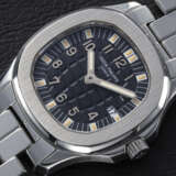 PATEK PHILIPPE, AQUANAUT REF. 4960A, A STEEL LADIES QUARTZ WRISTWATCH - фото 1