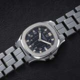 PATEK PHILIPPE, AQUANAUT REF. 4960A, A STEEL LADIES QUARTZ WRISTWATCH - Foto 2