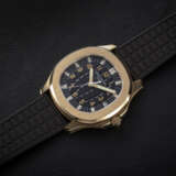 PATEK PHILIPPE, AQUANAUT REF. 5065J, A GOLD AUTOMATIC WRISTWATCH - фото 2