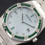 AUDEMARS PIGUET, ROYAL OAK REF. 56602BC, A GOLD WRISTWATCH WITH EMERALD-SET BEZEL AND MOTHER-OF-PEARL DIAL - фото 1