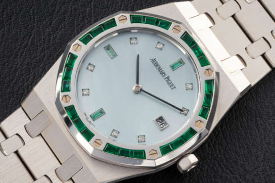 AUDEMARS PIGUET, ROYAL OAK REF. 56602BC, A GOLD WRISTWATCH WITH EMERALD-SET BEZEL AND MOTHER-OF-PEARL DIAL - Foto 1