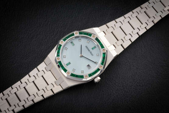 AUDEMARS PIGUET, ROYAL OAK REF. 56602BC, A GOLD WRISTWATCH WITH EMERALD-SET BEZEL AND MOTHER-OF-PEARL DIAL - фото 2