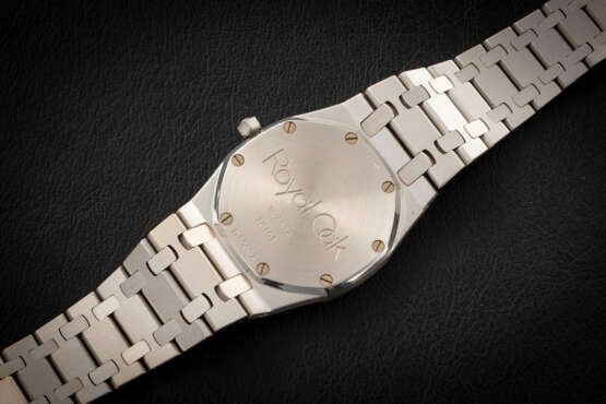 AUDEMARS PIGUET, ROYAL OAK REF. 56602BC, A GOLD WRISTWATCH WITH EMERALD-SET BEZEL AND MOTHER-OF-PEARL DIAL - photo 3