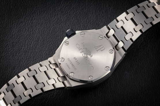 AUDEMARS PIGUET, ROYAL OAK REF. 25807ST, A STEEL AUTOMATIC ANNUAL CALENDAR WRISTWATCH - photo 3