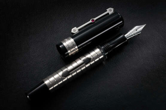 GIRARD-PERREGAUX, THREE BRIDGES WRITING INSTRUMENTS, A LIMITED EDITION SET OF BALLPOINT AND FOUNTAIN PEN - Foto 2