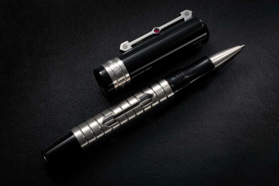 GIRARD-PERREGAUX, THREE BRIDGES WRITING INSTRUMENTS, A LIMITED EDITION SET OF BALLPOINT AND FOUNTAIN PEN - Foto 3