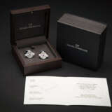 GIRARD-PERREGAUX, A FINE AND ELEGANT PAIR OF 18K WHITE GOLD GOLDEN BRIDGE CUFFLINKS - Foto 2