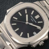 PATEK PHILIPPE, NAUTILUS REF. 3711G, A GOLD AUTOMATIC WRISTWATCH - фото 1