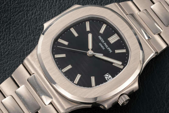 PATEK PHILIPPE, NAUTILUS REF. 3711G, A GOLD AUTOMATIC WRISTWATCH - фото 1