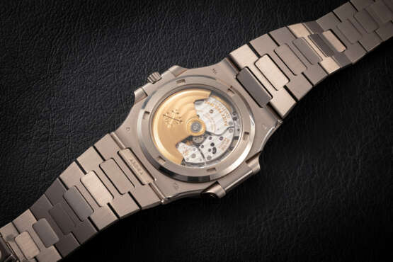 PATEK PHILIPPE, NAUTILUS REF. 3711G, A GOLD AUTOMATIC WRISTWATCH - фото 3