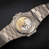 PATEK PHILIPPE, NAUTILUS REF. 3711G, A GOLD AUTOMATIC WRISTWATCH - фото 3